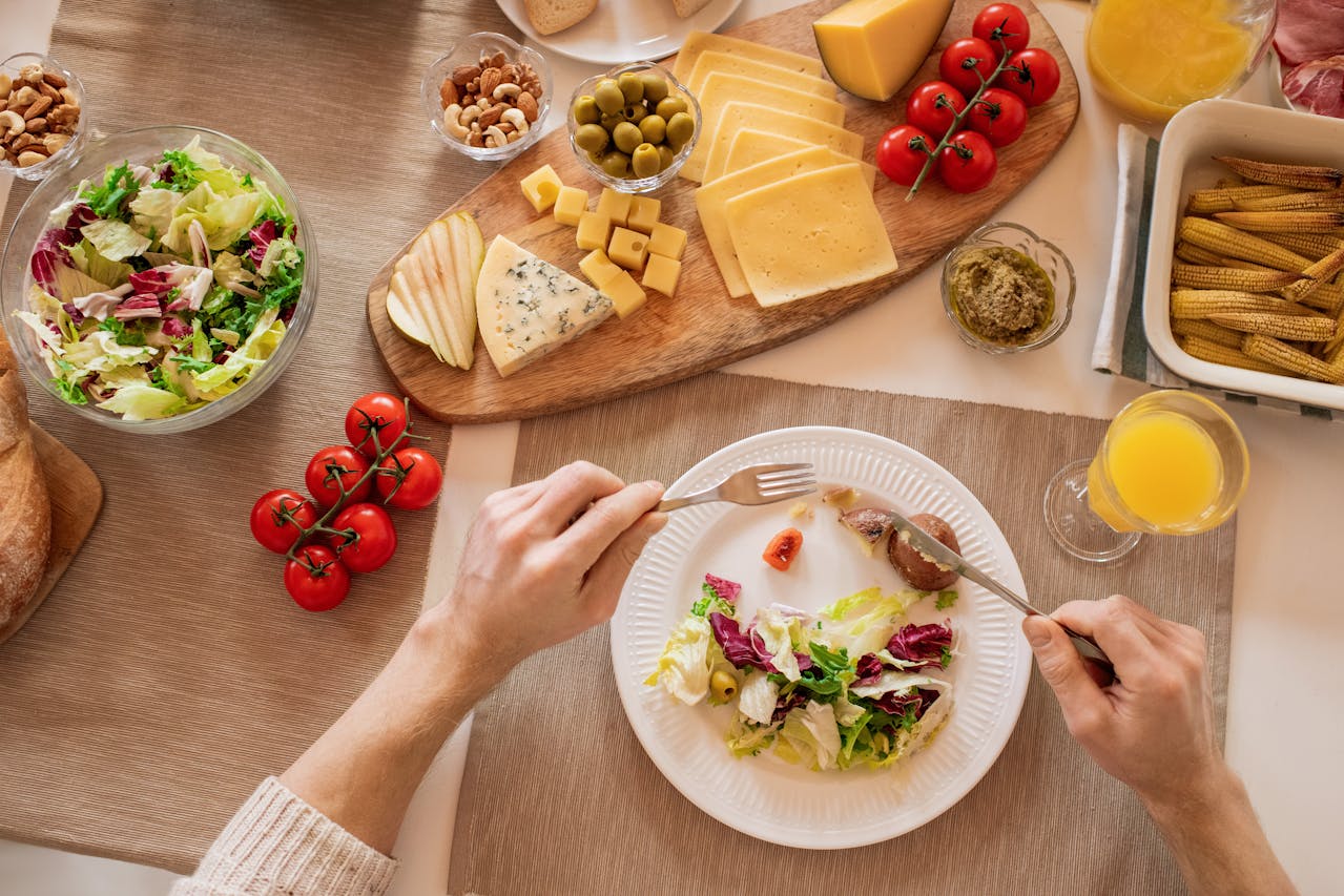 Foto de Alexy Almond: https://www.pexels.com/es-es/foto/foto-de-persona-sosteniendo-tenedor-3758028/