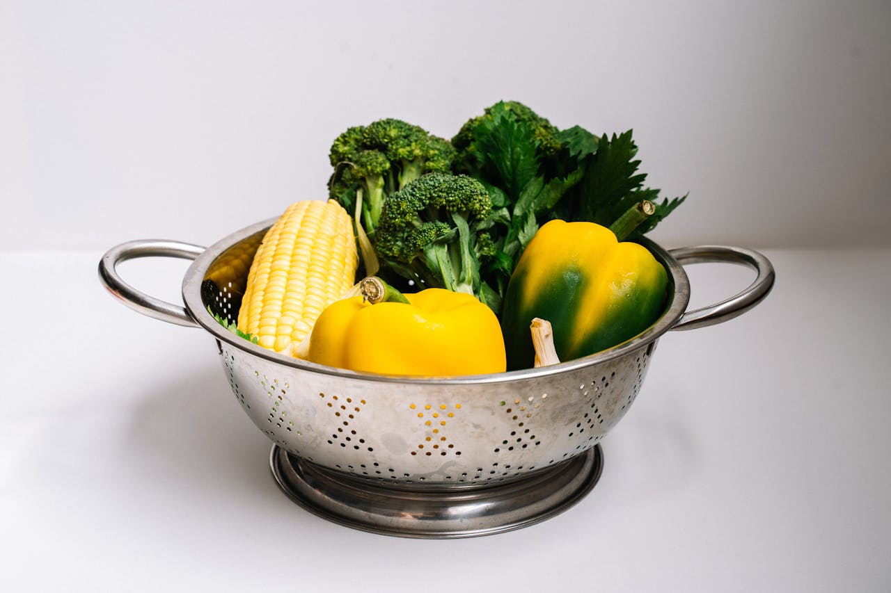 Foto de Anna Tarazevich: https://www.pexels.com/es-es/foto/pimiento-amarillo-y-verde-en-tazon-de-acero-inoxidable-5620886/