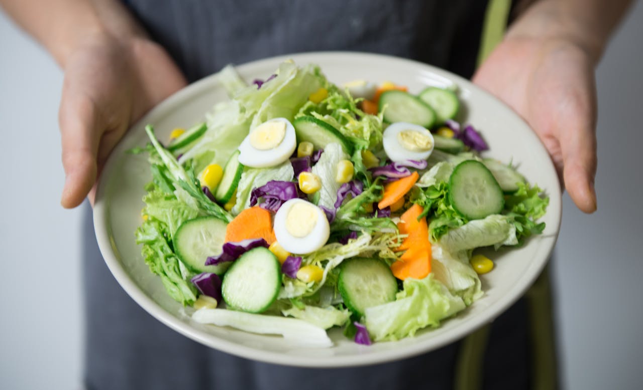 Foto de Cats Coming: https://www.pexels.com/es-es/foto/tazon-de-ensalada-de-verduras-406152/