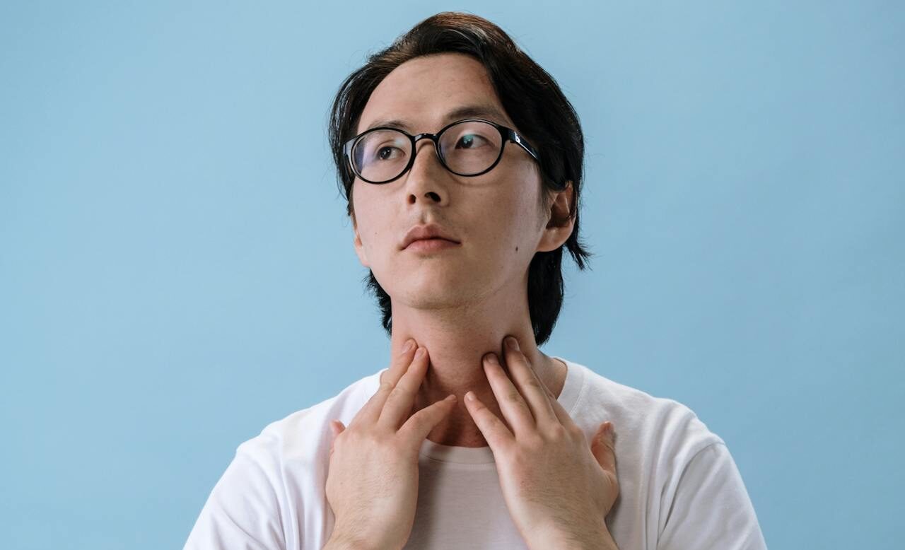 Foto de cottonbro studio: https://www.pexels.com/es-es/foto/mirando-arriba-buscando-gafas-de-cerca-5712674/