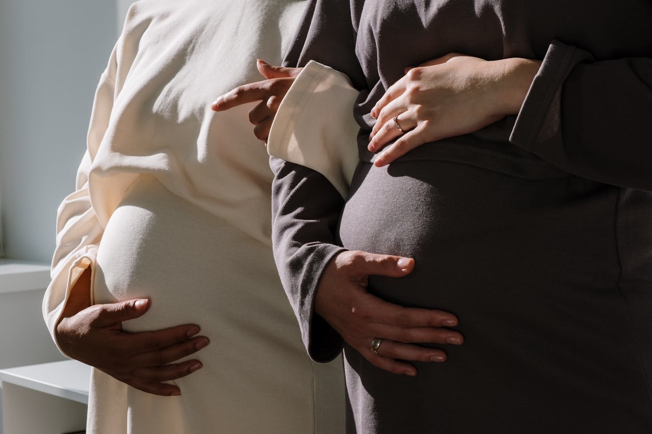 Foto de cottonbro studio: https://www.pexels.com/es-es/foto/hombre-y-mujer-tomados-de-la-mano-5853674/
