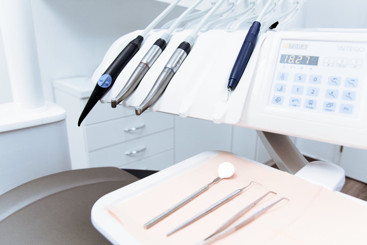 Foto de Daniel Frank: https://www.pexels.com/es-es/foto/juego-de-herramientas-dentales-305566/