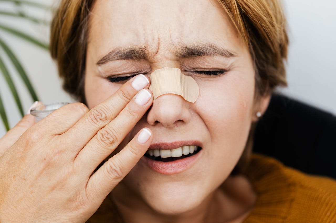 Foto de www.kaboompics.com: https://www.pexels.com/es-es/foto/mujer-mano-cara-enfrentarse-5207297/