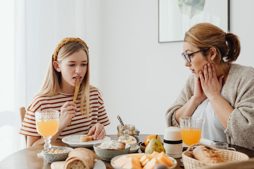 Foto de www.kaboompics.com: https://www.pexels.com/es-es/foto/comida-mujer-comiendo-sentado-6957110/