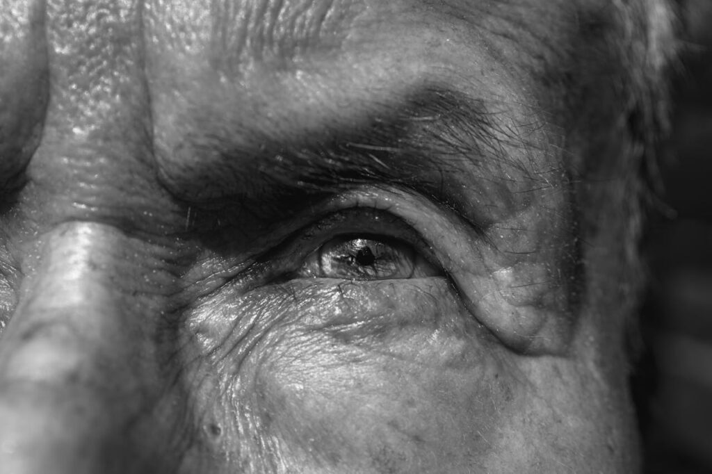Foto de Mateo Arbelaez: https://www.pexels.com/es-es/foto/primer-plano-del-ojo-de-una-persona-mayor-en-monocromo-36499537/