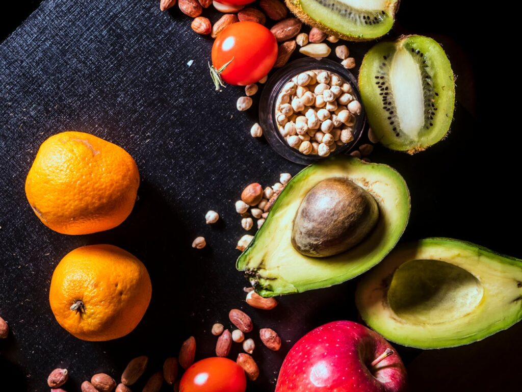 Foto de Mike: https://www.pexels.com/es-es/foto/frutas-surtidas-en-textil-negro-1192034/