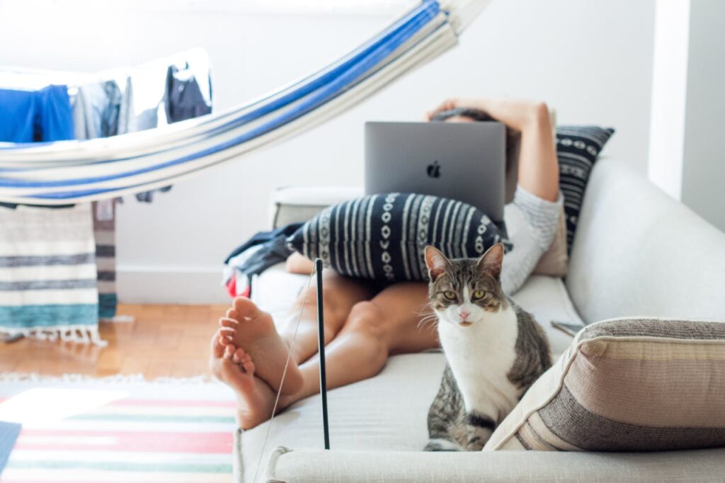 Foto de Monica Silvestre: https://www.pexels.com/es-es/foto/persona-acostada-en-el-sofa-con-gato-909620/