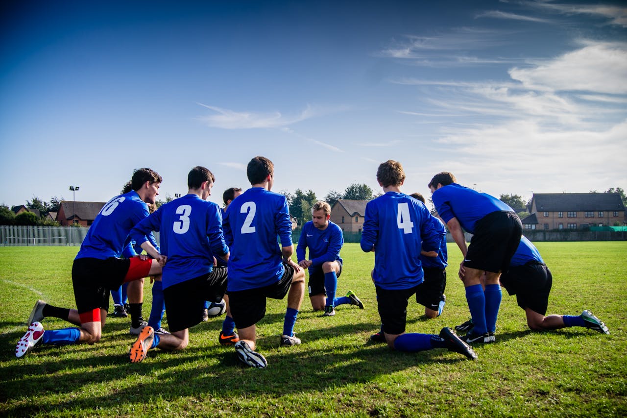 Foto de Pixabay: https://www.pexels.com/es-es/foto/grupo-de-jugador-de-deportes-arrodillado-en-el-campo-262524/