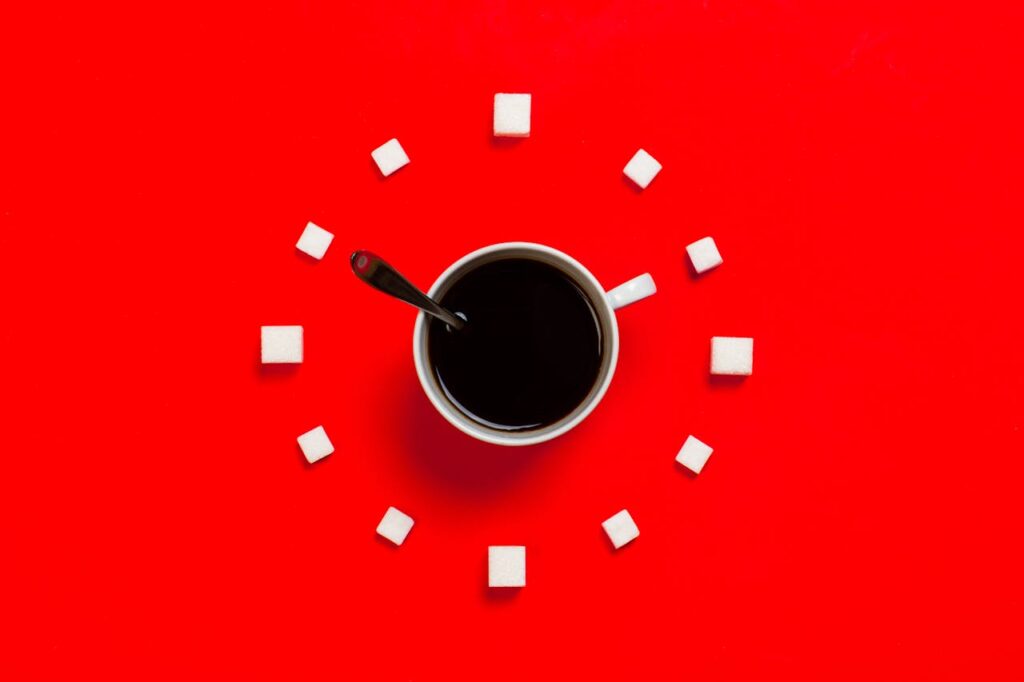 Foto de Stas Knop: https://www.pexels.com/es-es/foto/taza-blanca-sobre-fondo-rojo-2916450/