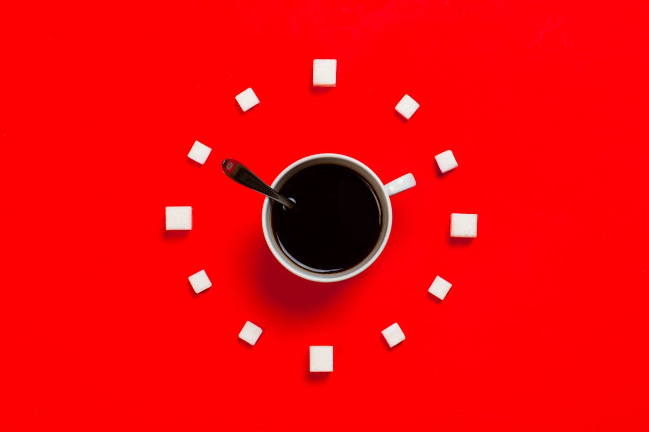Foto de Stas Knop: https://www.pexels.com/es-es/foto/taza-blanca-sobre-fondo-rojo-2916450/