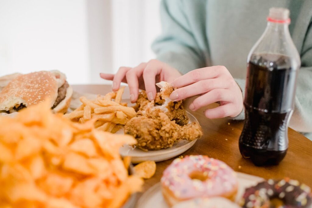 Foto de Tim Samuel: https://www.pexels.com/es-es/foto/plato-mujer-cena-comida-6697273/