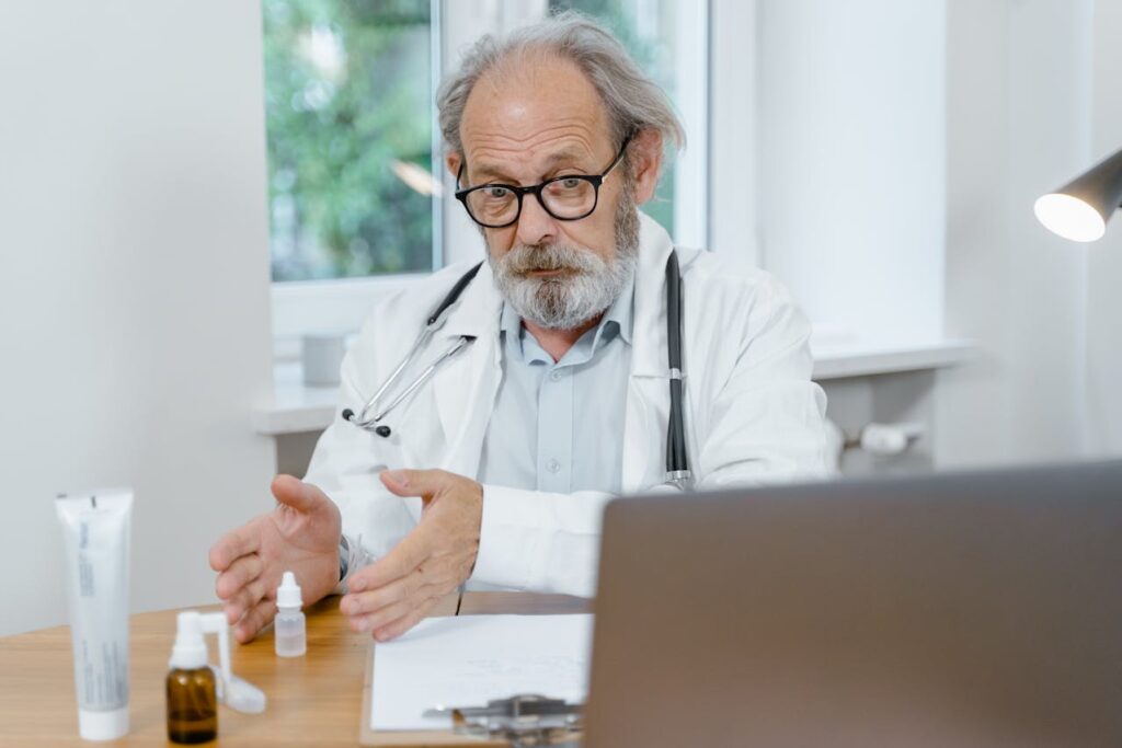 Foto de Tima Miroshnichenko: https://www.pexels.com/es-es/foto/gafas-doctor-adulto-mayor-8376222/