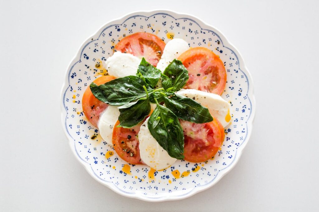 Foto de Tranmautritam: https://www.pexels.com/es-es/foto/ensalada-de-verduras-en-plato-floral-redondo-blanco-y-azul-61180/